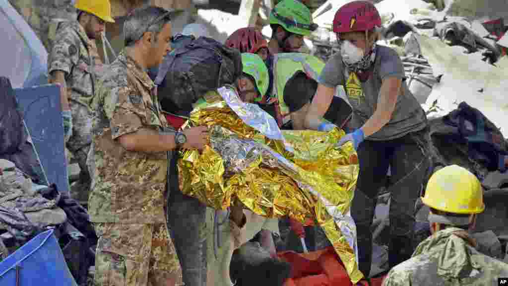 Le corps d&#39;une victime sorti des ruines après le séisme à Amatrice, Italie, le 24 août 2016.