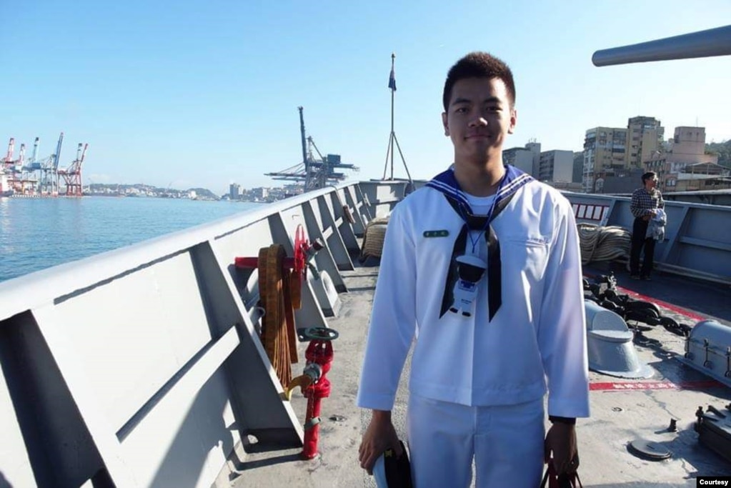 曾于台湾海军服义务役一年的华子琛摄于舰庆(photo:VOA)