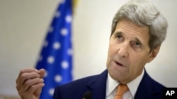 Menlu AS John Kerry memberikan konferensi pers usai pertemuan dengan para Menlu Dewan Kerjasama Teluk di Doha, Qatar, Senin (3/8).