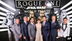 Para aktor pendukung film "Rogue One: A Star Wars Story" berpose bersama pada pemutara perdana di Pantages Theatre, Hollywood, California, 10 Desember lalu (foto: dok).