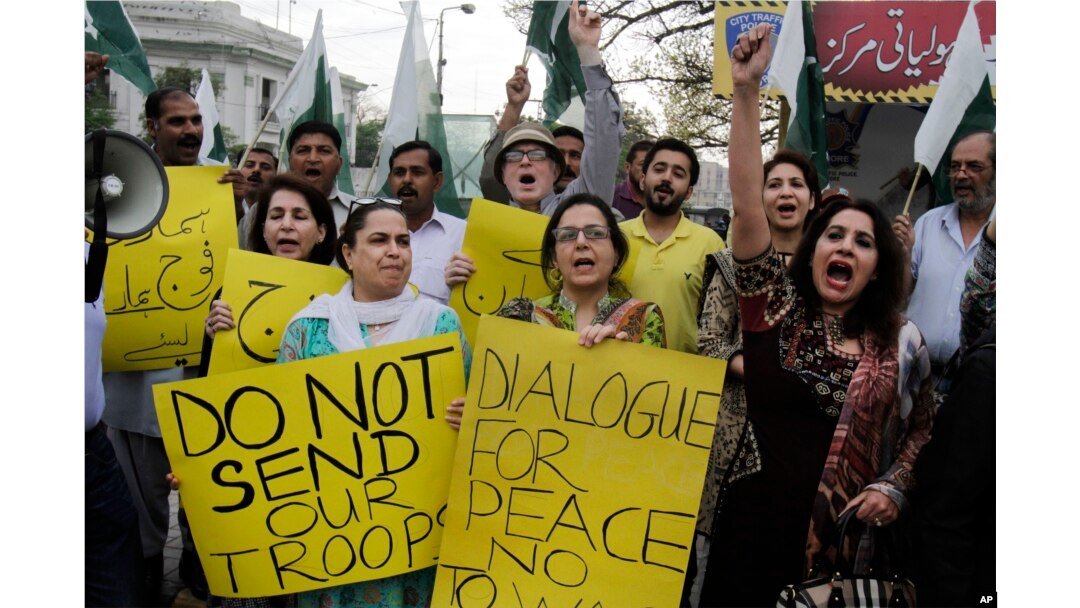 Các nhà hoạt động Pakistan biểu tình tại Lahore phản đối liên minh do Ả Rập Xê Út dẫn đầu tại Yemen, ngày 6/4/2015.