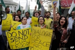 Các nhà hoạt động Pakistan biểu tình tại Lahore phản đối liên minh do Ả Rập Xê Út dẫn đầu tại Yemen, ngày 6/4/2015.