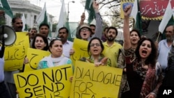 Members of Pakistan's civil society chant slogans against the Saudi-led coalition targeting Shiite rebels in Yemen, during a demonstration, in Lahore, Pakistan, April 6, 2015.