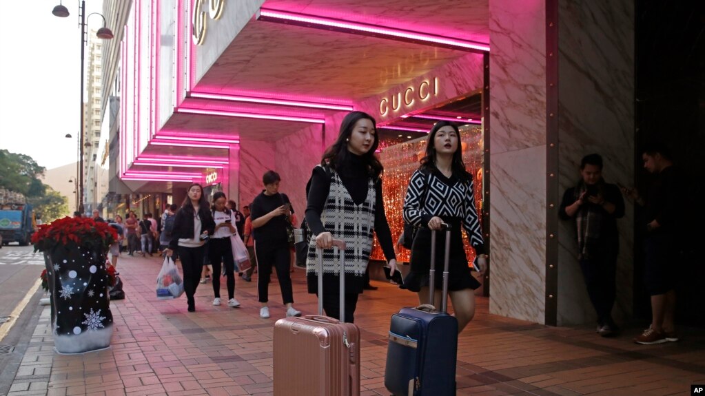资料照：2018年11月29日，中国游客行走在香港高端品牌一站式购物街广东道（美联社）。(photo:VOA)