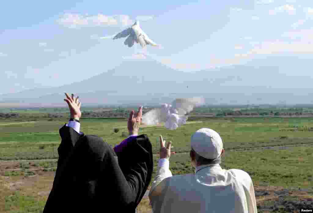 Pope Francis (R) and Catholicos of All Armenians Karekin II Armenia release white doves in front of Mount Ararat after a ceremony at the Khor Virap monastery.