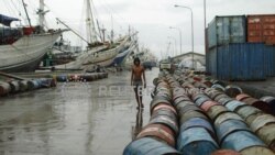 Jajaran kapal Phinisi di pelabuhan Sunda Kelapa, Jakarta, yang tidak bisa berlayar karena cuaca buruk sebagai dampak La Nina, 2 Januari 2012. (Foto: Reuters/arsip)