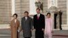 中國國家主席習近平和夫人彭麗媛，西班牙國王費利佩和王后萊蒂齊亞11月3日在西班牙馬德里皇家宮殿舉行的歡迎儀式上。