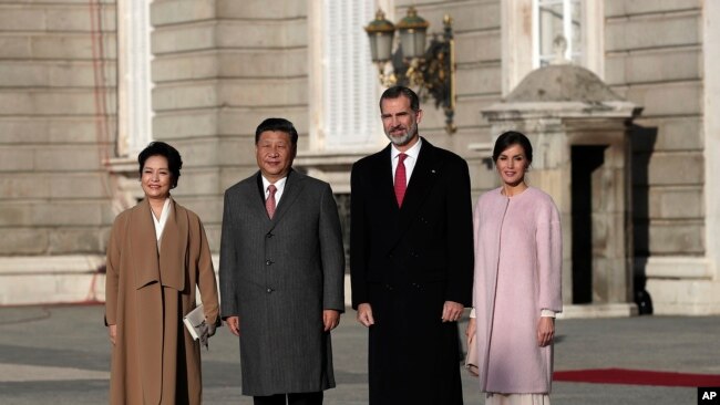 中国国家主席习近平和夫人彭丽媛，西班牙国王费利佩和王后莱蒂齐亚11月3日在西班牙马德里皇家宫殿举行的欢迎仪式上。