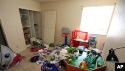 Des jouets et d'autres objets sont éparpillés dans l'une des pièces d'une maison, où les autorités ont secouru 10 enfants et arrêté leurs parents à Fairfield, en Californie, le 14 mai 2018.