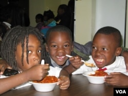 Each night, chilcren at Benning Courts Learning Center in Washington, DC, receive a hot supper prepared by DC Central Kitchen. (VOA/R. Skirble)