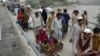 پاکستان تذکره لرونکي افغانان د تورخم په دروازې پرېږدي - چارواکي 