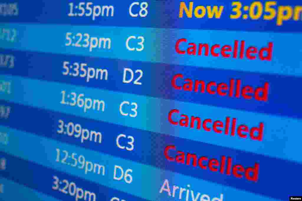Các chuyến bay bị hủy bỏ trên bảng điện tử tại Sân bay La Guardia ở New York, ngày 22/1/2016.
