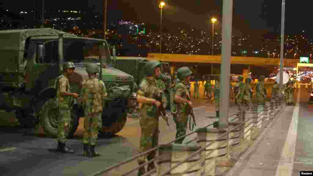Des militaires turcs bloquent l&rsquo;accès au pont du Bosphore qui relie les côtés européens et asiatiques de la ville, à Istanbul, Turquie, 15 juillet 2016.