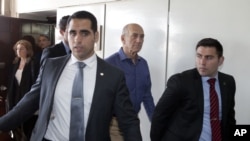 Cựu thủ tướng Israel Ehud Olmert (giữa) rời tòa án ở Tel Aviv sau phiên xu 31/3/14