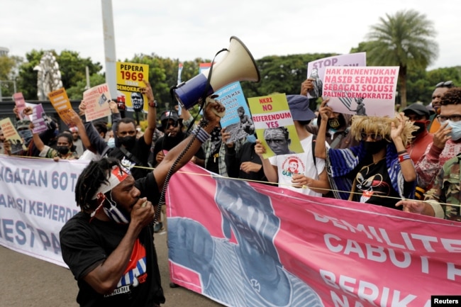 Aktivis Papua saat aksi unjuk rasa menyerukan hak mereka untuk menentukan nasib sendiri di Jakarta , 1 Desember 2021. (Foto: REUTERS/Willy Kurniawan)