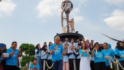 Perwakilan UNICEF Indonesia (rok panjang warna putih), Gubernur Jateng, dan Menteri PPPA saat meresmikan monumen Konvensi Hak anak di Solo, Rabu, 20 November 2019. (Foto: VOA / Yudha Satriawan)