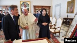 지난 2018년 10월 바티칸을 방문한 문재인 한국 대통령(왼쪽)과 부인 김정숙 여사(오른쪽)이 프란치스코 로마 가톨릭 교황과 대화하고 있다.