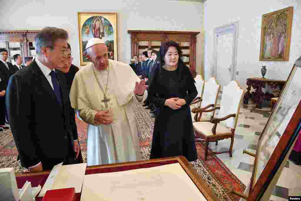 دیدار پاپ فرانسیس رهبر کاتولیک های جهان با &laquo;مون جه این&raquo; رئیس جمهوری کره جنوب به همراه همسرش در واتیکان