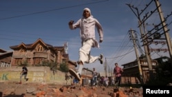 Warga Kashmir berlari mencari perlindungan ketika pasukan keamanan India (tidak tampak) menembakkan gas air mata selama bentrokan di Srinagar, Ibu Kota Kashmir, India, 6 September 2019. (Foto: Danish Ismail/Reuters)