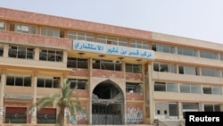 ساختمانی در نزدیکی فرودگاه بین‌المللی طرابلس که بر اثر بمباران تخریب شده است - قصر بن غشیر، ۴ امرداد ۱۳۹۳ 