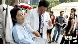 People role play a cancer victim being attended too by a doctor in the heart of the central business district as part of the Singapore Health Promotion Board's efforts to dissuade its citizens from smoking, in Singapore (File Photo)