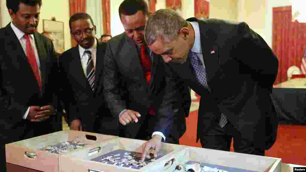 Le président américain Barack Obama observe une vertèbre fossile de Lucy, au Palais national, Addis-Abeba, 27 juillet 2015.