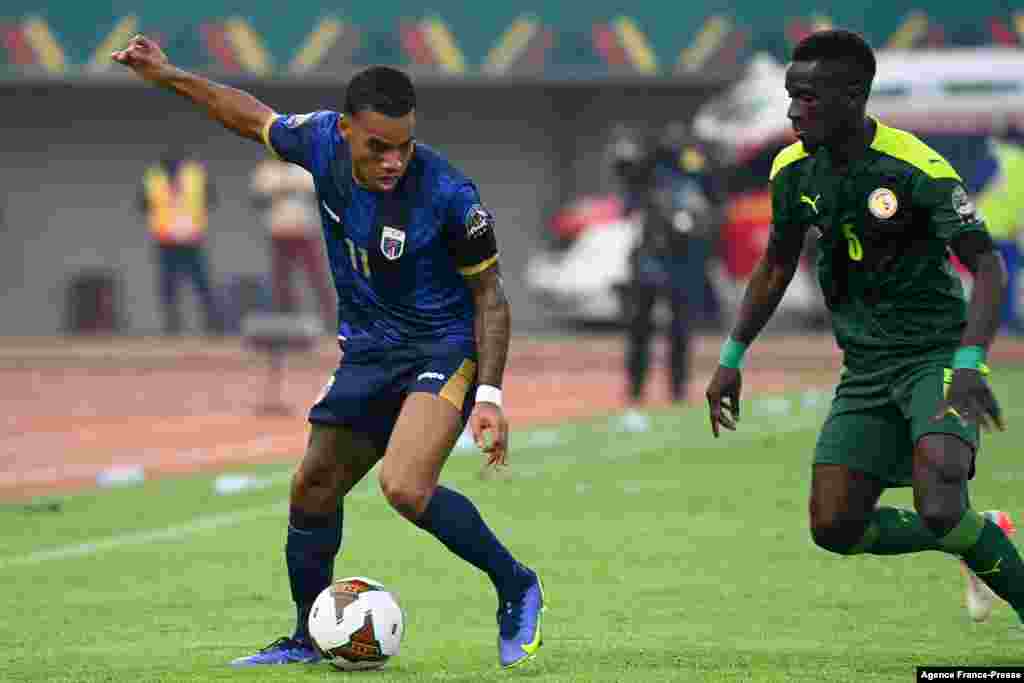 Cape Verde&#39;s forward Garry Mendes Rodrigues (L) is challenged by Senegal&#39;s midfielder Idrissa Gana Gueye in Cameroon, Jan. 25, 2022.