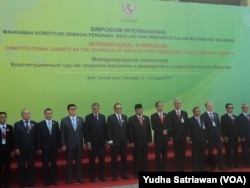 Presiden Jokowi berfoto bersama 13 delegasi Dewan Anggota Asosiasi Mahkamah Konstitusi se-Asia di Solo (foto: VOA/Yudha Satriawan)