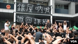 8千人參加「鐵屋吶喊」反國民教育集會，示威者高舉交叉手勢，表達反對當局推行洗腦國民教育