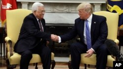 El presidente Donald Trump estrecha la mano del lider palestino, Mahmoud Abbas, durante su visita a la Casa Blanca.
