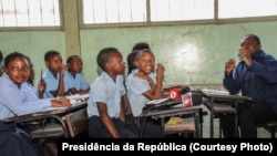 O Presidente da República de Moçambique, Filipe Jacinto Nyusi, na Escola Primária Completa Unidade 10, no bairro de Chamanculo, Cidade de Maputo. 11 de Março de 2015