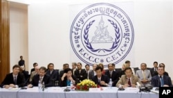 Khmer Rouge Tribunal officials hold a press conference.