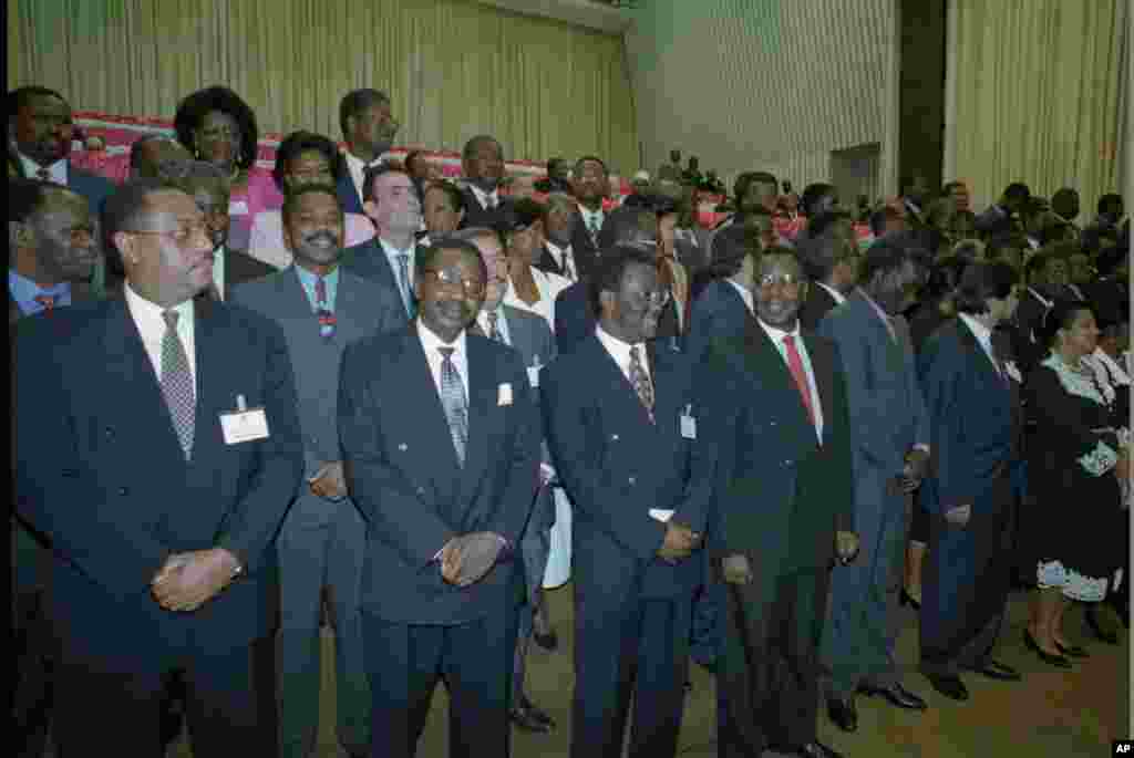 Novos ministros e vice-ministros aguardam assinatura para formação do governo unificado em 1997