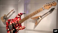 Guitarra feita por Eddie Van Halen na exposição "Play It Loud: Instruments of Rock & Roll" no Museu Metropolitano de Arte em Nova Iorque, 1 abril, 2019.