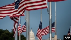 Le Capitole des États-Unis et des drapeaux à Washington, le 26 août 2018.