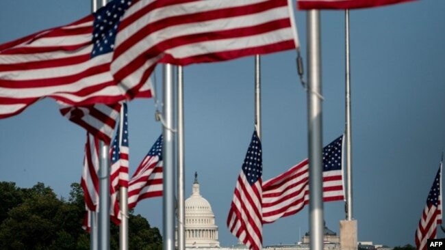 资料照：美国国旗与国会大厦