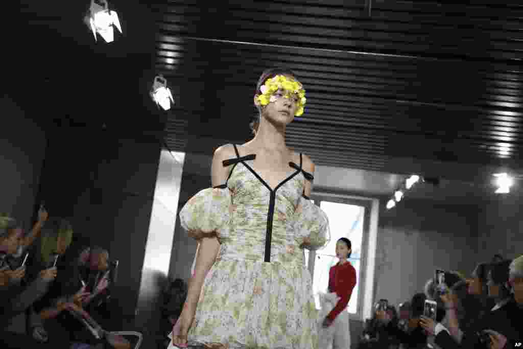 در هفته مد پاریس مختص لباس های بهار و تابستان&nbsp;۲۰۲۰، این مدل لباسی از برند والی به تن کرده است.&nbsp;