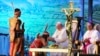 15일 프란치스코 교황(오른쪽 두번째)이 당진의 솔뫼 성지를 방문해 아시아청년대회에 참석한 인도네시아 소년을 만나고 있다.