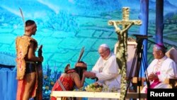 Đức Giáo Hoàng Phanxicô ban phép lành cho một thanh niên tại Ngày Giới trẻ Á châu ở Đền thờ Solmoe, Dangjin, ngày 15/8/2014.