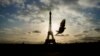 La Tour Eiffel éteinte en hommage aux victimes de Mogadiscio