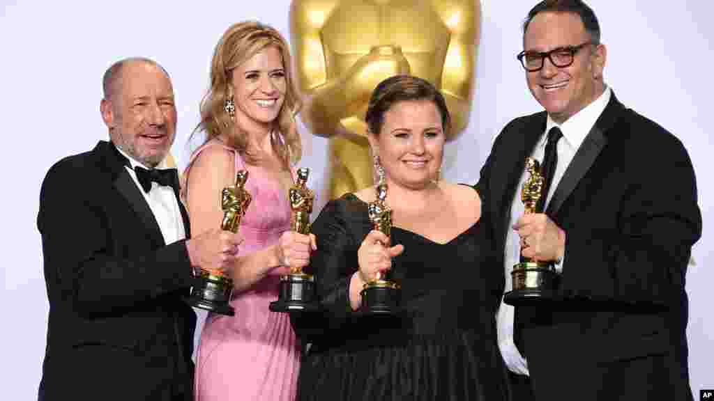 Des gagnants Steve Golin, Blye Pagon Faust, Nicole Rocklin, et Michael Sugar dans la salle de presse à la cérémonie des Oscars, 28 février 2016.