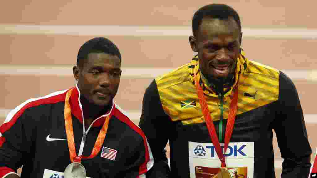 Usain Bolt, le médaillé d&#39;or au 100 m aux championnats d&rsquo;athlétisme de Pékin 2015, pose avec son rival de tout le temps, l&rsquo;Américain Justin Gatlin, arrivé en deuxième position avec une médaille d&rsquo;argent, à Pékin, Chine, 24 août 2015.