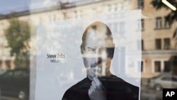 A portrait of Apple founder and former CEO Steve Jobs is put on display at an Apple retail store in Almaty, October 6, 2011. Apple Inc co-founder and former CEO Steve Jobs, counted among the greatest American CEOs of his generation, died on Wednesday at t