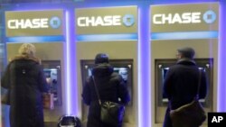 Các khách hàng sử dụng dịch vụ rút tiền ATM tại một chi nhánh của ngân hàng Chase.