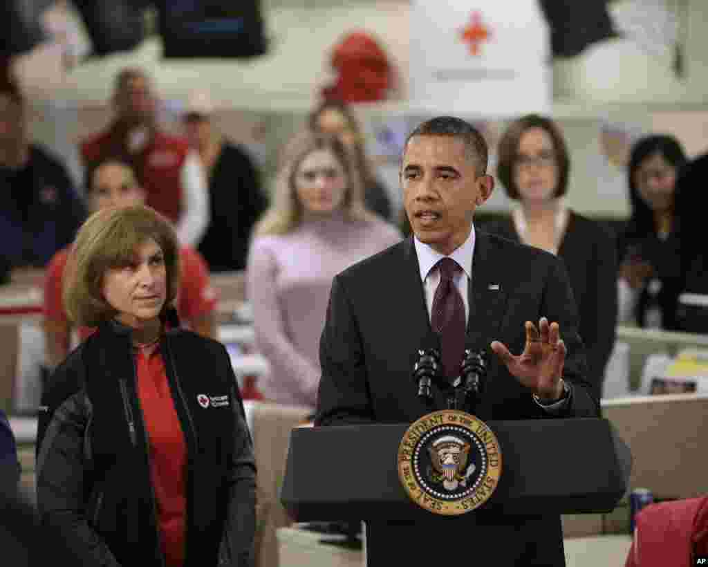 Presiden Barack Obama, ditemani Presiden Palang Merah Amerika Gail J. McGovern, berbicara dalam kunjungan ke Pusat Operasi Bencana di kantor pusat Palang Merah Nasional di Washington D.C. (30/10).