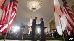 Presiden Obama dan PM Yoshihiko Noda berjabat tangan seusai menggelar jumpa pers bersama yang diadakan di Gedung Putih (30/4).