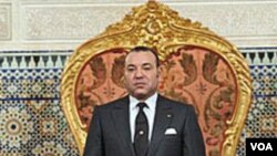 Mohammed VI écoute l'hymne national après avoir prononcé un discours à la nation, le 9 mars 2011 au palais du roi à Rabat.
