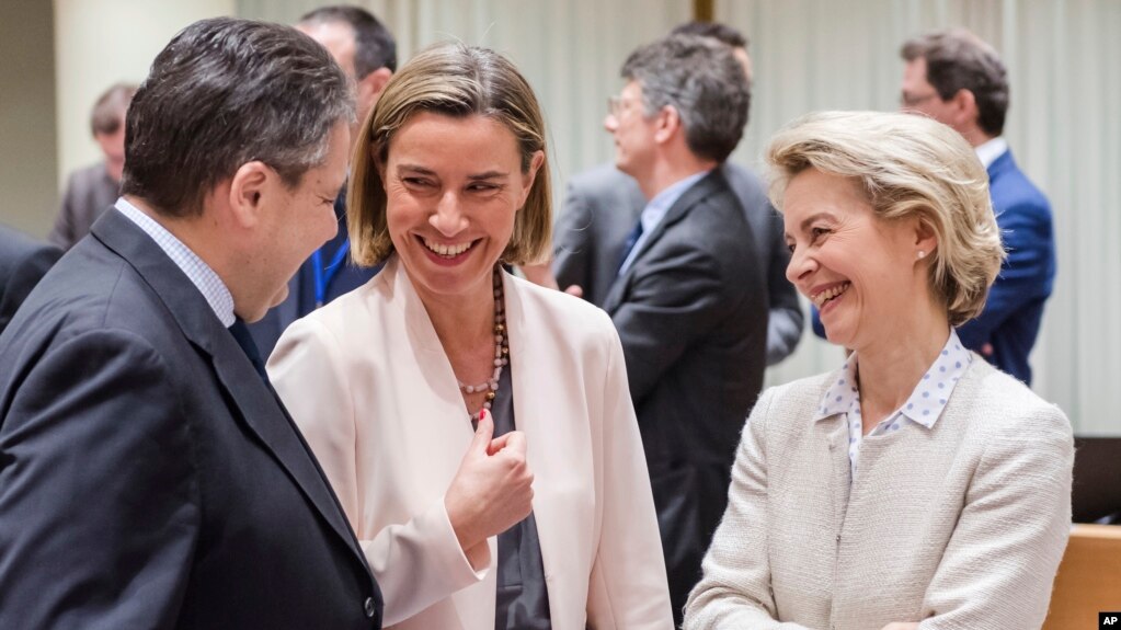 Bà Federica Mogherini (giữa), người dẫn đầu chính sách đối ngoại EU, đàm đạo với Bô trưởng Quốc phòng Đức Ursula von der Leyen (phải), và Ngoại trưởng Đức Sigmar Gabriel trong một hội nghị quy tụ các Ngoại trưởng và BTQP tại Bruxelles ngày 6/3/2017.