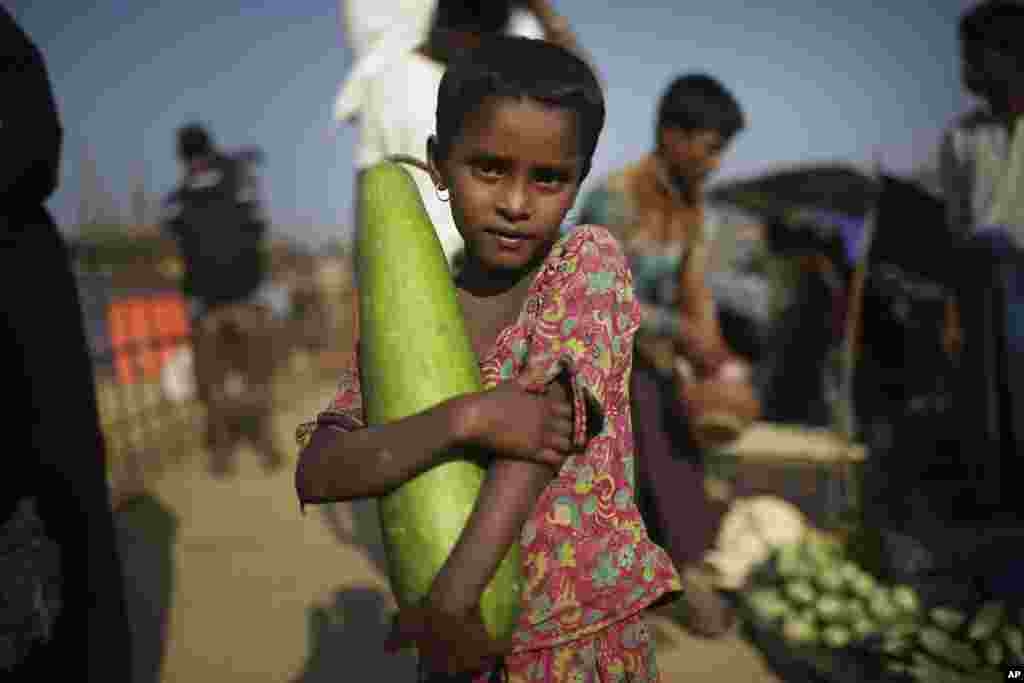 دختر بچه مسلمان آواره روهینگیا در بازار خرید مواد غذایی در اردوگاه پناهندگان در بنگلادش