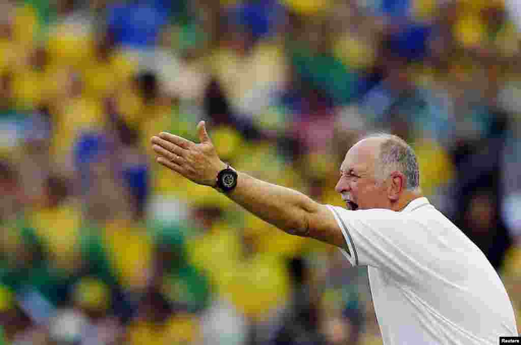 برازیل کے کوچ لویز فیلیپی اپنے کھلاڑیوں کو سمجھاتے ہوئے دکھائی دے رہے ہیں